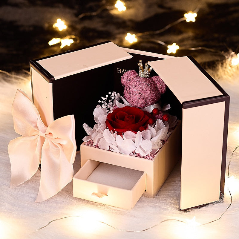 Scatola regalo rosa eterna con orsetto koralya, vista d'insieme